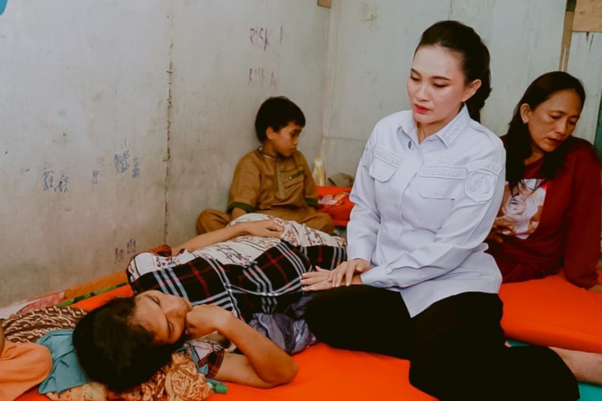 Gubernur Maluku Utara, pemanjat kelapa, Maluku Utara, gubernur Maluku Utara  Sherly Tjoanda, Job Seeker, l2 ribu lowongan kerja pemanjat kelapa, lowongan kerja pemanjat kelapa, lowongan kerja 12 ribu pemanjat kelapa, Gubernur Maluku Utara Buka 12.000 Lowongan Kerja Pemanjat Kelapa lewat Aplikasi Job Seeker