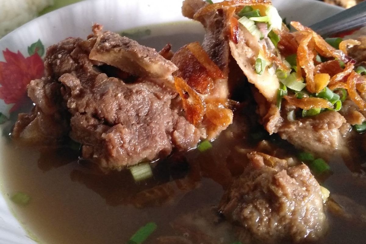 Resep sup tulang kambing, resep sup tulang kambing, olahan daging kurban tanpa santan, resep sop tulang kambing bening dan tidak bau, cara membuat sup kambing tidak bau prengus, tips menghilangkan bau prengus daging kambing, Resep Sup Tulang Kambing, Olahan Daging Kurban Anti Bau Prengus
