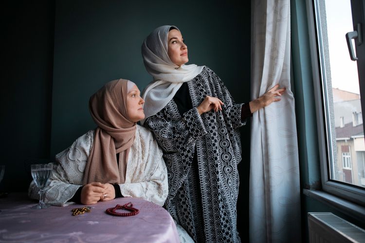 ide outfit hijab, ide outfit idul adha, outfit lebaran idul adha, outfit sholat idul adha, outfit hari raya idul adha, outfit idul adha 2025, outfit idul adha, 10 Inspirasi Outfit Idul Adha 2025 yang Anggun dan Nyaman Seharian, 1. Gamis katun dengan motif lembut, 2. Tunik panjang dan celana kulot, 3. Setelan linen earth tone, 4. Dress layered dengan hijab segi empat, 5. Kaftan modern dengan aksen bordir, 6. Baju kurung klasik yang timeless, 7. Outer kimono dan maxi dress, 8. Set rok plisket dan atasan flowy, 9. Dress knit untuk gaya minimalis, 10. Outfit serba putih untuk nuansa suci