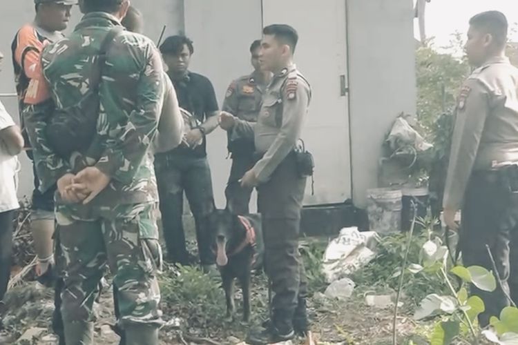 Rafa Fauzan, Singkawang, Polres Singkawang, bocah hilang, kronologi balita hilang di singkawang, balita hilang di singkawang, balita hilang di singkawang ditemukan, pencarian balita hilang di singkawang, Kronologi Hilangnya Balita Singkawang hingga Ditemukan Meninggal di Halaman Masjid, Benarkah Korban Dibunuh?, 1. RF Dilaporkan Hilang ketika Bersama Pengasuh, 2. Warga dan Polisi Lakukan Pencarian, Hasil Nihil, 3. Anjing Pelacak Sempat Temukan Aroma Tubuh RF, 4. RF Ditemukan Tidak Bernyawa di Depan Pintu Masjid, 5. Korban Dimakamkan, Keluarga Tolak Autopsi, 6. Penyelidikan Dilanjutkan, 7. Benarkah Balita RF Dibunuh?