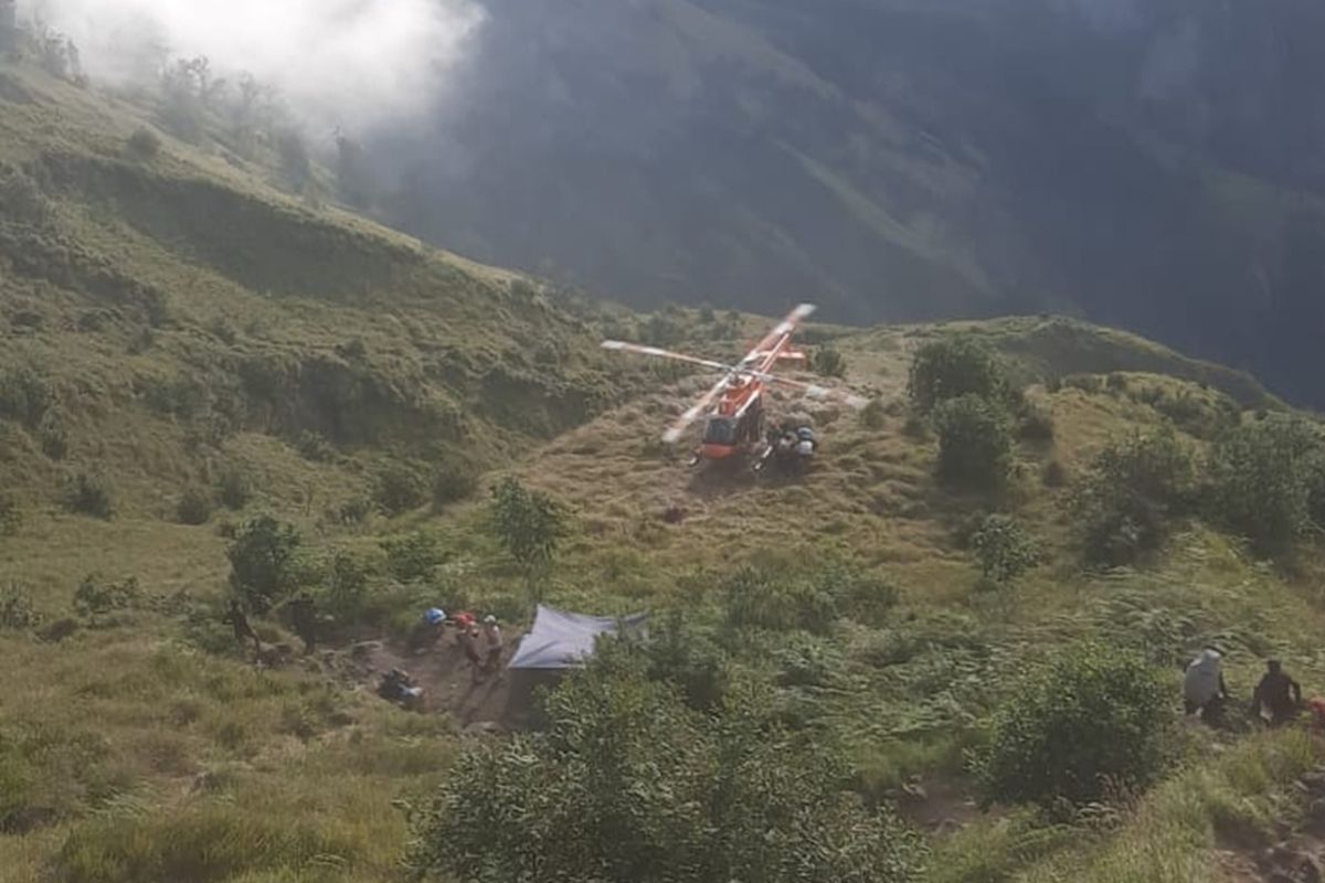 Gunung Rinjani, Jalur Sembalun, Nusa Tenggara Barat, Rinjani, Tim SAR, tim SAR, rinjani, Pendaki Denmark Terjatuh di Rinjani, Pendaki Denmark Terjatuh di Rinjani, Dievakuasi dengan Helikopter ke Bali
