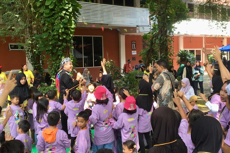 psikolog, anak-anak, orangtua, anak kecenderungan pada gadget, kegiatan interaktik anak, cara anak lepas dari gadget, cara efektif membuat anak lepas dari gadget, Psikolog: Anak Bisa Lepas dari Gadget Asalkan Orangtua Aktif Menemani Bermain