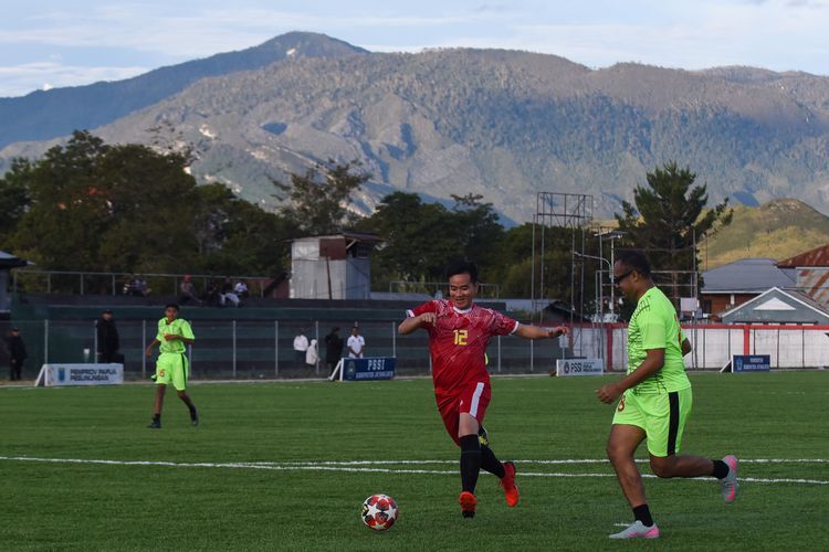 kunjungan kerja Gibran, Momen Wapres Gibran Cetak Hattrick Bersama Anak-anak SSB di Stadion Pendidikan Wamena, Bagaimana Awal Kegiatan Gibran di Wamena?, Siapa Lawan Tanding dalam Pertandingan Persahabatan Ini?, Berapa Gol yang Dicetak Gibran?, Bagaimana Kesan Anak-anak Bermain Bersama Wapres?