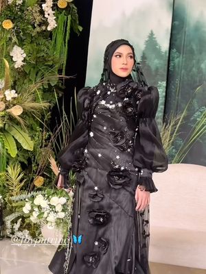 Feby Putri, resepsi feby putri, feby putri menikah di tangerang, feby putri dan adam febrian, resepsi feby putri dan adam febrian, calathea wedding venue, wedding nuansa monokrom, 9 Style Resepsi Feby Putri dan Adam Febrian di Tangerang, Nuansa Monokrom, 1. Makeup fresh look oleh Ikawati Fitria, 2. Hijab hitam simpel dan anggun, 3. Gaun hitam rancangan Anarav Label, 4. Detail floral 3D dan kristal berkilau, 5. Veil tipis berhias detail daun, 6. Alas kaki boots, 7. Tuxedo klasik Adam Febrian, 8. Detail boutonniere putih, 9. Kontras dengan dress code tamu