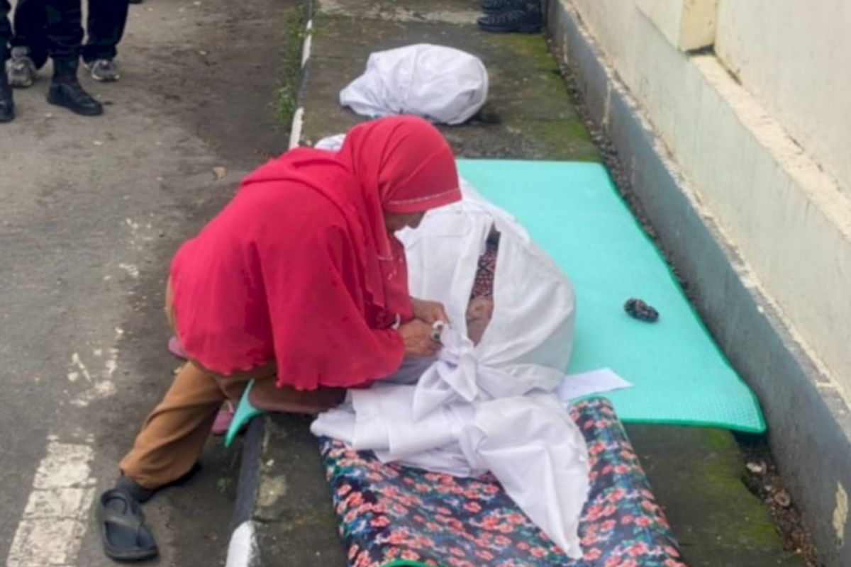 Sikka, sumpah pocong, Viral Video Ibu dan Anak Sumpah Pocong di Depan Polres Sikka, Ini Penyebabnya