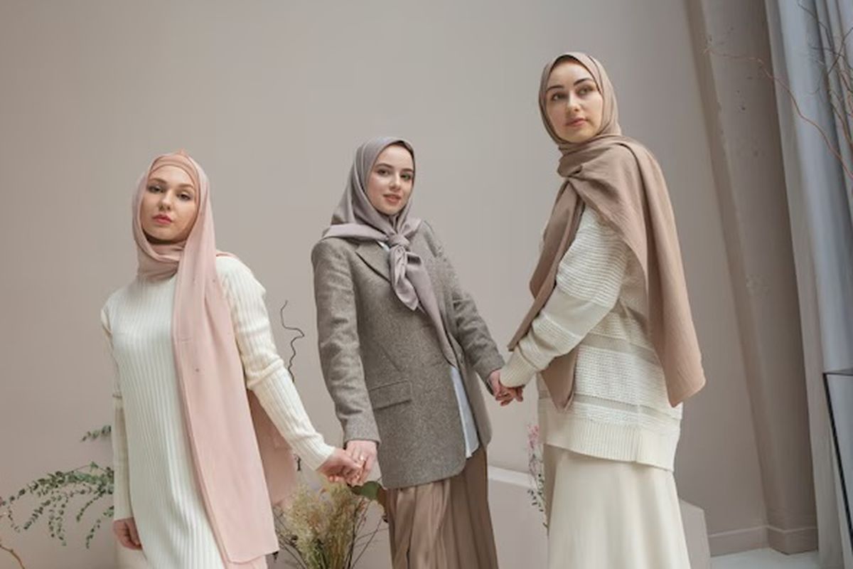ide outfit hijab, ide outfit idul adha, outfit lebaran idul adha, outfit sholat idul adha, outfit hari raya idul adha, outfit idul adha 2025, outfit idul adha, 10 Inspirasi Outfit Idul Adha 2025 yang Anggun dan Nyaman Seharian, 1. Gamis katun dengan motif lembut, 2. Tunik panjang dan celana kulot, 3. Setelan linen earth tone, 4. Dress layered dengan hijab segi empat, 5. Kaftan modern dengan aksen bordir, 6. Baju kurung klasik yang timeless, 7. Outer kimono dan maxi dress, 8. Set rok plisket dan atasan flowy, 9. Dress knit untuk gaya minimalis, 10. Outfit serba putih untuk nuansa suci