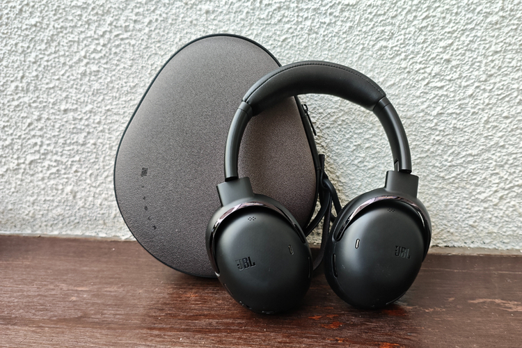 headphone, hands on, JBL Tour One M3 Smart Tx, fitur JBL Tour One M3 Smart Tx, spesifikasi JBL Tour One M3 Smart Tx, Hands-on JBL Tour One M3 Smart Tx: Ringan, Suara, Kotak kemasan simpel, isian lengkap, Headphone ringan, bantalan empuk, Konektivitas, Kontrol musik layar sentuh, ANC efektif redam bising, Audio "nendang" dan bisa diatur, Kesimpulan