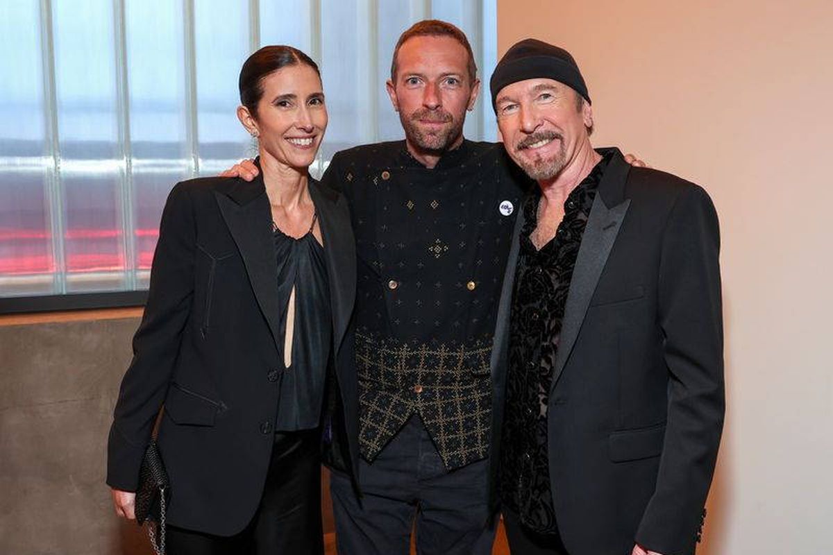 Coldplay, Chris Martin, SukkhaCitta, beskap, chris martin pakai beskap, Chris Martin pakai beskap SukkhaCitta, Chris Martin pakai koleksi SukkhaCitta, Chris Martin Pakai Beskap SukkhaCitta di HEART Venice Family Clinic, Ini Kisah di Baliknya