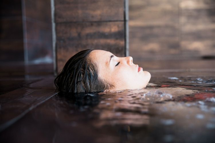 stres, mandi air hangat, mandi air panas, berendam air panas, manfaat berendam air panas, cara meredakan stres, manfaat air hangat, berendam air panas bisa redakan stres, manfaat berendam panas untuk kesehatan fisik dan mental, 9 Manfaat Mandi Air Hangat Menurut Ahli, Bantu Meredakan Stres, 1. Membuat rutinitas malam yang menenangkan, 2. Mengurangi gejala stres hingga depresi, 3. Meredakan nyeri otot dan sendi, 4. Meningkatkan kualitas tidur, 5. Menyehatkan kulit, 6. Membantu meredakan hidung tersumbat, 7. Menyehatkan jantung dan sirkulasi darah, 8. Membantu mengontrol gula darah, 9. Berpotensi meningkatkan sistem imun