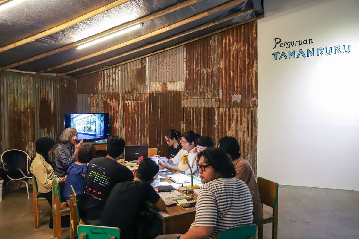 Pameran Seni Rupa, ARTJOG 2025, ruangrupa, perguruan tamanruru, TAMANRURU, Perguruan Tamanruru, Sekolah Nonformal di Pameran Artjog 2025, Konsep yang pernah digarap di Jepang, Dari ruangan kosong yang dibiarkan bertumbuh, Manifesting bersama anak-anak Gampingan, Menjembatani dalam dan luar Artjog