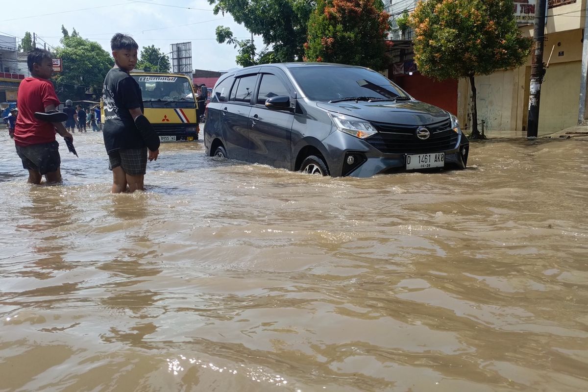 mobil mogok, penyebab mobil mogok, Mobil mogok saat melewati banjir, Faktor Penyebab Mobil Mogok Saat Melewati Banjir