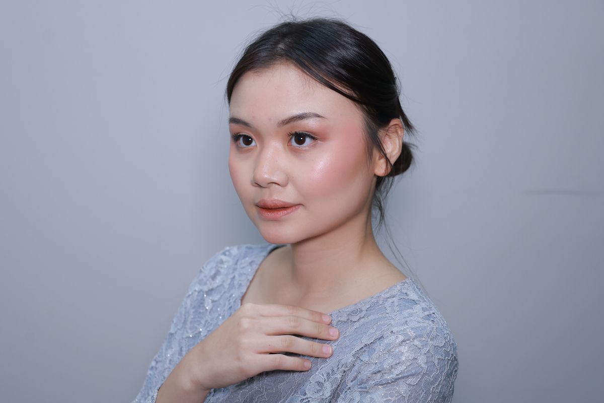 Rekomendasi Produk Makeup Lokal untuk Wisuda, rekomendasi produk makeup lokal untuk wisuda, makeup wisuda, makeup wisuda tahan lama, makeup wisuda anti luntur, produk makeup untuk wisuda, makeup wisuda natural, makeup wisuda untuk pemula, 10 Rekomendasi Produk Makeup Lokal untuk Wisuda, 1. Primer, 2. Foundation, 3. Concealer, 4. Bedak, 5. Blush On & Contour, 6. Eyeshadow, 7. Eyeliner & Maskara, 9. Lipstik, 10. Setting Spray