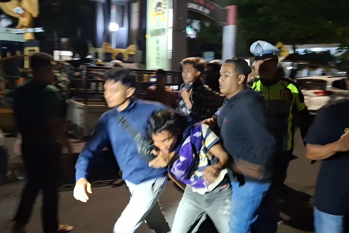Lumajang, polres lumajang, penyerangan mapolres lumajang, pelaku penyerangan mapolres lumajang, sebab penyerangan mapolres lumajang, terduga pencurian tewas, Polres Lumajang diserang, kerusuhan Lumajang, kematian tahanan polisi, pencurian hewan Lumajang, Mapolres Lumajang rusak, Cerita di Balik Penyerangan Polres Lumajang, Dipicu Kematian Terduga Pencuri Hewan