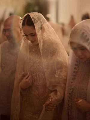 6 Detail Style Syifa Hadju Saat Pengajian Jelang Nikah, Nuansa Pastel, 1. Busana Bernuansa Pastel yang Lembut, 2. Siluet Longgar, 3. Material Lace dan Tulle yang Mewah, 4. Veil Panjang yang Dramatis, 5. Makeup Soft Glam yang Natural, 6. Aksesori Minimalis yang Berkelas