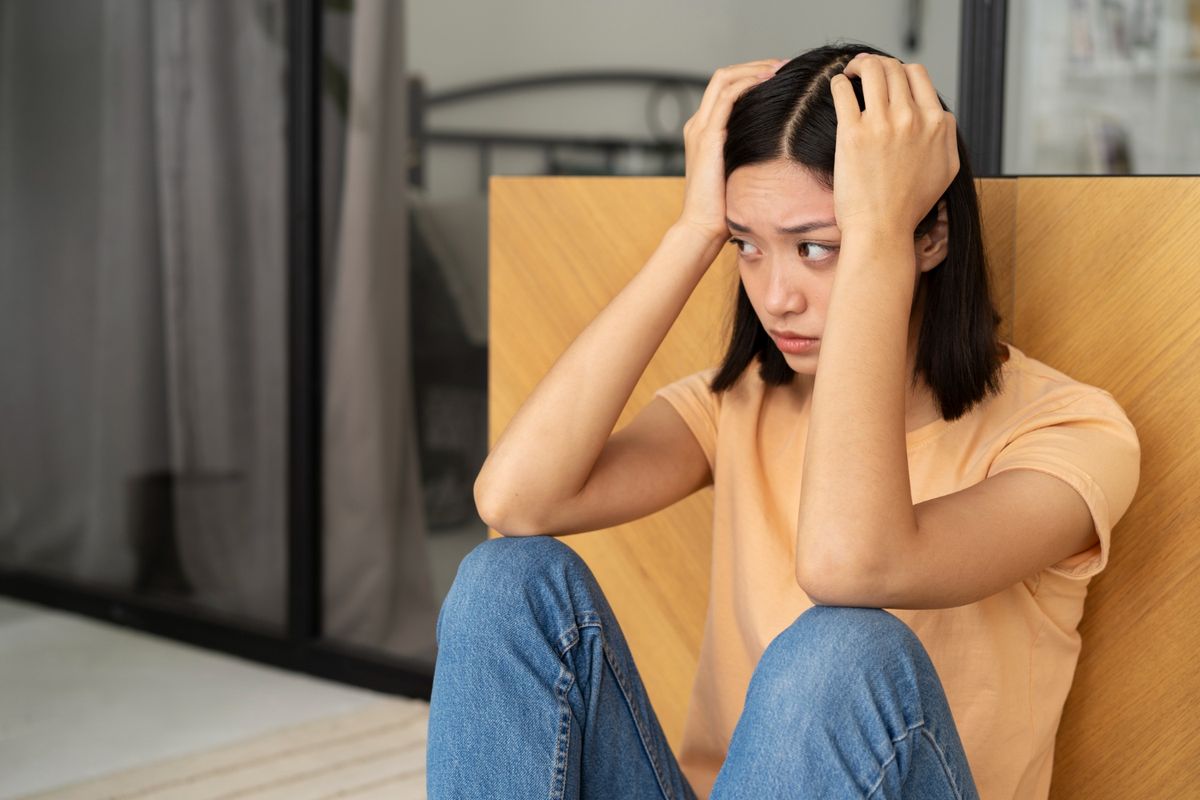 kesehatan mental, mindfulness, cara menjaga kesehatan mental, cara tetap waras, cara menjaga kesehatan mental dan fisik, kecemasan akibat politik, tips self-care, situasi negara tidak menentu, 12 Cara Tetap Waras di Tengah Situasi Politik dan Negara yang Tak Pasti, 1. Validasi perasaan, 2. Cari bantuan di ruang digital, 3. Hubungi orang-orang terdekat, 4. Lakukan perawatan diri, 5. Batasi asupan informasi, 6. Jangan lupakan hobi, 7. Jangan bahas politik melulu, 8. Journaling, 9. Latihan mindfulness dengan teknik 54321, 10. Ciptakan safe place di pikiran, 11. Bikin tubuh rileks dengan teknik pernapasan 478, 12. Afirmasi positif untuk bikin diri tenang