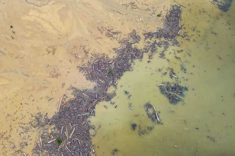 sampah kayu, Danau Singkarak, Sumatera Barat, kayu gelondongan, sumatera barat, banjir sumatera, BERITA FOTO: Penampakan Kayu Gelondongan Selimuti Danau Singkarak di Sumbar Usai Banjir