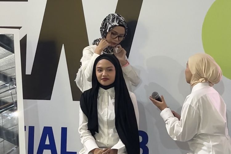 tutorial hijab, tutorial hijab simple, tutorial hijab pashmina simple untuk remaja, tutorial hijab pashmina untuk sehari hari, Tutorial Hijab Pashmina Kasual untuk Aktivitas Sehari-hari, Cuma 5 Langkah, 1. Lapisi inner hijab dengan pashmina, 2. Kaitkan bagian depan hijab dengan peniti atau magnet, 3. Letakkan sisi yang pendek ke belakang bahu, 4. Tarik dan gabungkan sisi panjang ke belakang leher, 5. Sesuaikan bagian depan area wajah