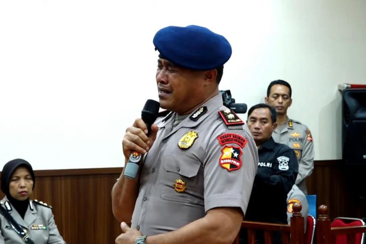 brimob, kompol cosmas, Kompol Cosman dipecat, Kompol Cosmas diberhentikan tidak hormat dari kepolisian, Kompol Cosmas Akpol tahun berapa, Profil Kompol Cosmas Kaju Gae, Dipecat Usai Terlibat Kasus Lindas Ojol Affan Kurniawan