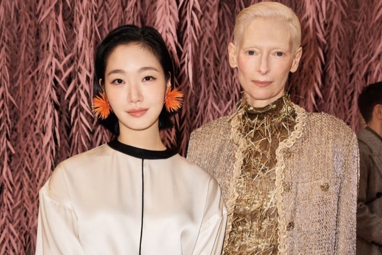 Kim Go eun, peragaan busana, Chanel, Gaya Kim Go eun di Front Row Chanel Paris, Elegan dengan Nuansa Krem, Berbalut busana warna netral, Aksesori minimal dengan aksen berani, Riasan natural untuk wajah dan rambut, Momen front row bersama Tilda Swinton