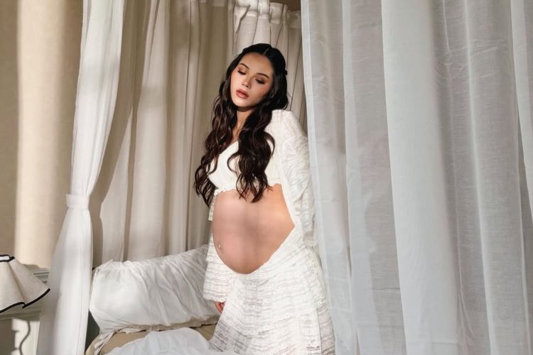 Alyssa Daguise, maternity, 5 Gaya Foto Maternity Alyssa Daguise, Anggun di Ujung Kehamilan, 1. Palet Putih yang Bersih dan Timeless, 2. Siluet yang Menonjolkan Baby Bump, 3. Rambut Dibiarkan Tergerai Natural, 4. Makeup Glowing yang Lembut, 5. Setting Indoor dengan Cahaya Alami