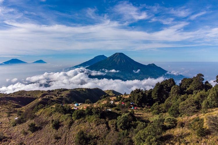 5 Gunung yang Ramah Pemula, Cocok untuk Solo Hiking, 1. Gunung Andong, 2. Gunung Prau, 3. Gunung Bismo, 4. Gunung Penanggungan