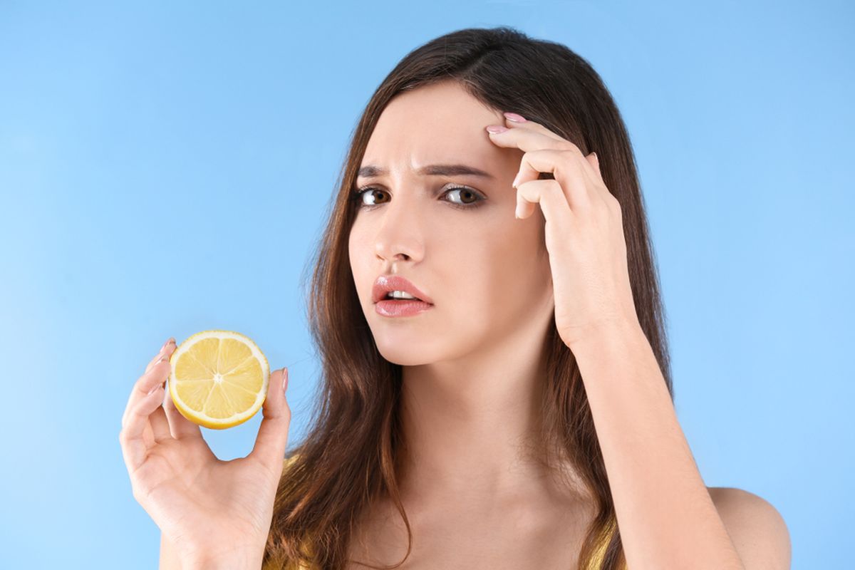 masker alami dari lemon, manfaat lemon untuk wajah dan cara menggunakannya, masker lemon untuk jerawat, manfaat lemon untuk wajah jerawat, masker alami untuk jerawat, 4 Manfaat Lemon untuk Masker Alami, Bisa untuk Eksfoliasi, 1. Mencerahkan kulit, 2. Eksfoliasi alami, 3. Mengurangi minyak berlebih dan jerawat, 4. Mengandung antioksidan, 5. Resep masker alami lemon dan madu, 6. Resep masker alami lemon dan yoghurt