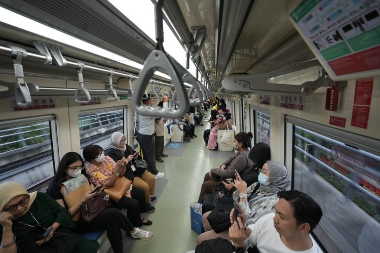 Tempat Wisata di Jakarta, Wisata Jakarta, tempat wisata di jakarta yang buka saat lebaran, ide wisata di jakarta saat lebaran, ide wisata di jakarta saat libur panjang, tempat wisata di jakarta murah meriah, libur lebaran di jakarta kemana, ide libur lebaran di jakarta, rekomendasi libur lebaran di jakarta, 5 Ide Libur Lebaran di Jakarta, Nonton Air Mancur Menari di Monas, 1. Nonton Air Mancur Menari di Monas, 2. Lihat Reog Ponorogo di Taman Mini Indonesia Indah, 3. Nonton edukasi satwa di Ragunan, 4. Wisata keluarga di Ancol
