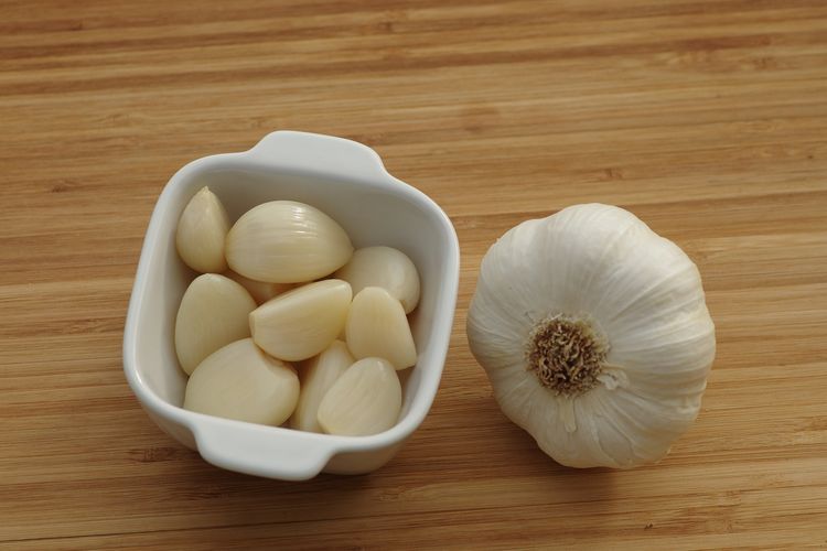 bawang putih, bawang putih kupas, bawang putih tidak dikupas, bawang putih tahan lama, menyimpan bawang putih, Bawang Putih Tahan Berapa Lama Jika Disimpan?, Bawang putih tahan berapa lama jika disimpan?, Faktor utama bawang putih segar, Bagaimana cara menyimpan bawang putih?, Tanda bawang putih sudah rusak