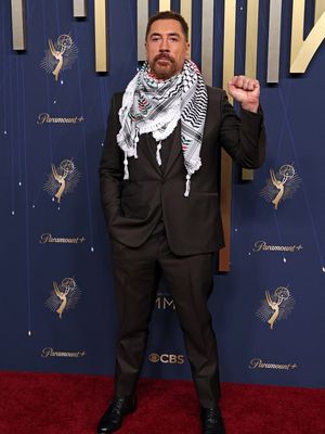 Israel, Palestina, Emmy Awards, Javier Bardem, keffiyeh, emmy awards 2025, keffiyeh artinya, Javier Bardem Pakai Keffiyeh di Emmy Awards 2025, Apa Maknanya?