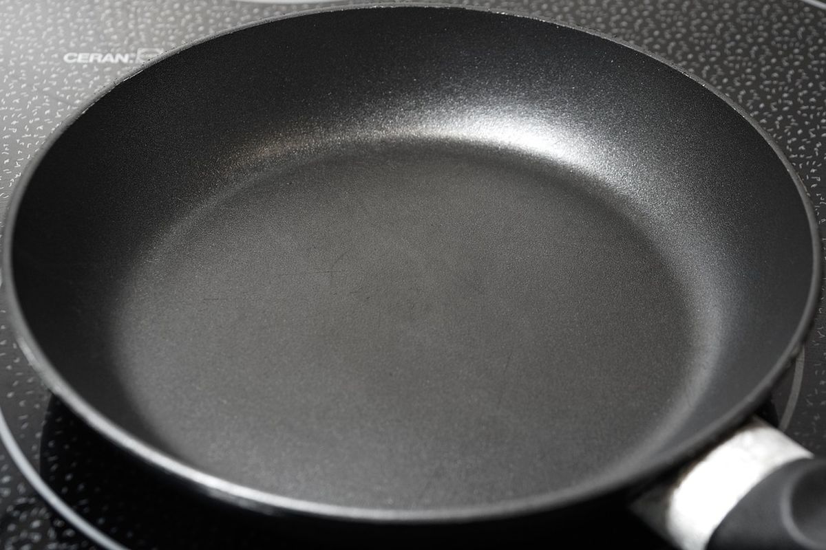 Teflon, teflon, teflon palsu, ciri teflon palsu, Teflon palsu, Waspadai Teflon Palsu: Kenali Ciri-cirinya Sebelum Membeli!, 1. Harga terlalu murah, 2. Permukaan kasar atau berpori, 3. Warna tidak merata atau terlalu cerah, 4. Tidak tahan panas tinggi, 5. Permukaan mengelupas atau mudah rusak, 6. Bau aneh saat dipanaskan, 7. Tidak ada sertifikasi dan label, 8. Merek tidak tepercaya