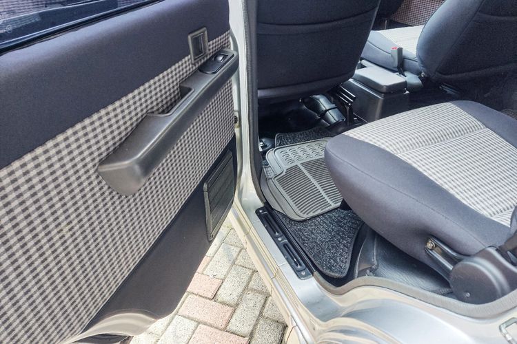 interior mobil, mobil lawas, kain tartan, Stefaan Ardino, Begini Cara Pakai Tartan untuk Jok Mobil Biar Engga Maksa