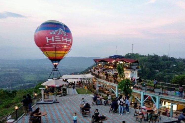 10 Wisata Hits Yogyakarta Selain Malioboro, Jangan Lupa Mampir, 1. Obelix Hills, 2. HeHa Sky View, 3. Bunker Kaliadem, 4. Museum Ullen Sentalu, 5. Hutan Pinus Mangunan, 6. Ledok Sambi, 7. Puncak Segoro, 8. Studio Alam Gamplong, 9. Blue Lagoon, 10. Tebing Breksi