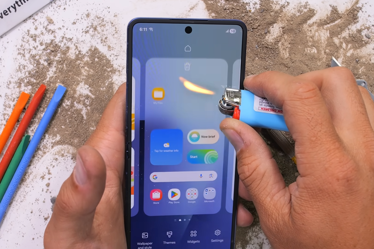 uji ketahanan, Samsung, jerryrigeverything, Galaxy Z Flip 7, samsung z flip 7, harga samsung galaxy z flip 7, Samsung Galaxy Z Flip 7 Dibengkok Paksa hingga Dibakar, Hasilnya Di Luar Dugaan