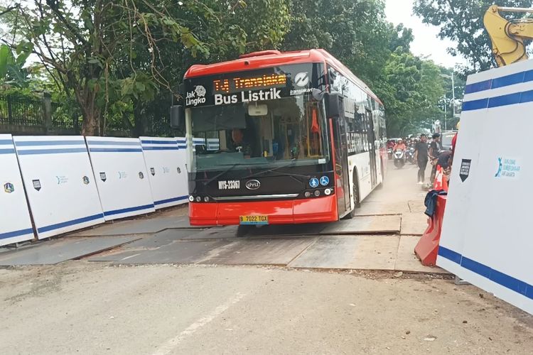 Transjakarta, lane hogger, jalan tol, Toyota Voxy, Hybrid, PHEV, Mobil Listrik, Kapal Feri, Lenteng Agung Arah Depok, Fenomena Lane Hogger, Rute Transjakarta UI