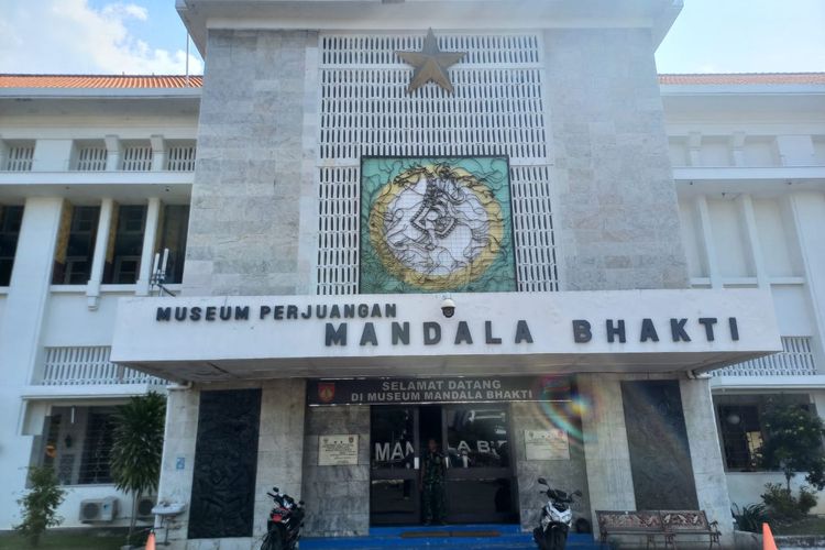 Semarang, Liburan ke Semarang, 6 Lokasi Ikonik untuk Wisata Sejarah dan Foto, 1. Museum Mandala Bhakti, 2. Kampung Pelangi, 3. Lawang Sewu, 4. Gereja Katedral Santa Perawan Maria Ratu Rosario Suci, 5. Kelenteng Sam Poo Kong, 6. Kota Lama Semarang
