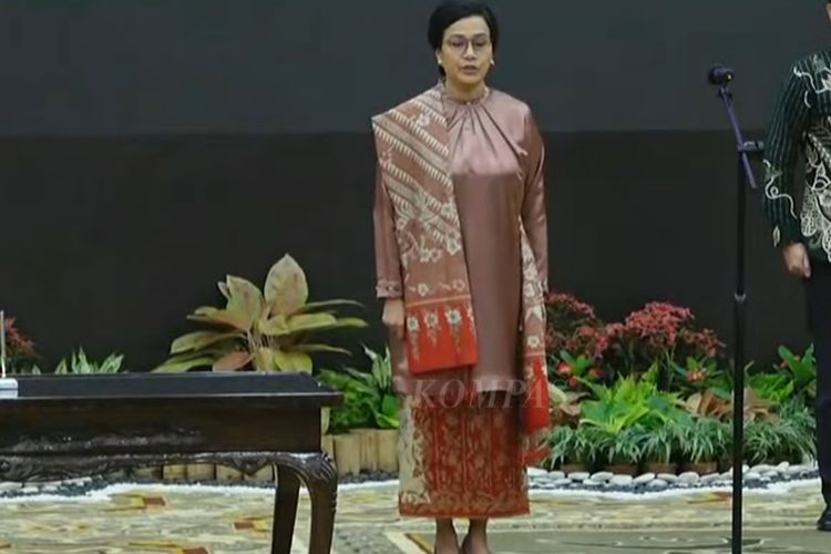 Sri Mulyani, menteri sri mulyani, menteri keuangan indonesia, sertijab kemenkeu, busana sri mulyani, Sri Mulyani Tampil Anggun dengan Tunik dan Kain Batik Saat Sertijab Menkeu