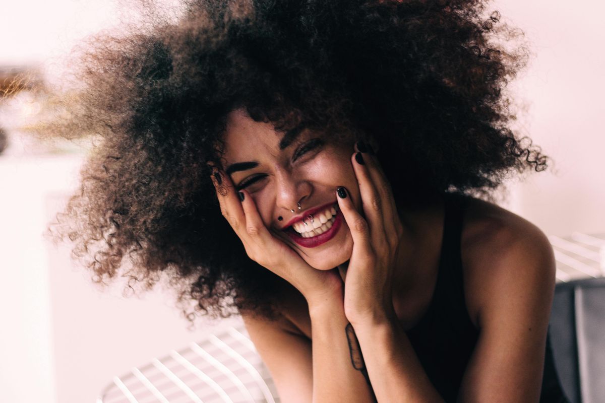 rambut keriting, 5 Cara Mencegah Rambut Keriting Kusut Saat Bangun Pagi, Coba Oleskan Minyak Alami, 1. Lindungi dengan penutup kepala, 2. Terapkan sanggul khusus dan syal sutra, 3. Kunci kelembapan dengan minyak alami, 4. Manfaatkan sisir bergigi jarang dan semprotan, 5. Kepang longgar untuk rambut panjang