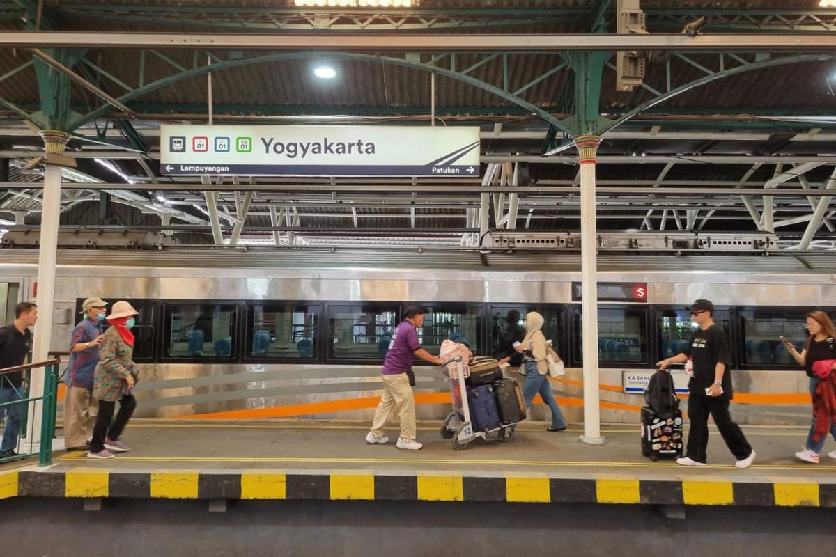 Stasiun Tugu, wisata gratis, wisata yogyakarta, tempat wisata dekat stasiun yogyakarta, 7 Tempat Wisata Dekat Stasiun Yogyakarta, Tiket Masuk Murah hingga Gratis, 1. Malioboro, 2. Beteng Vredeburg, 3. Museum Sonobudoyo, 4. Keraton Yogyakarta, 5. Diorama Arsip Jogja, 6. Alun-alun Kidul Yogyakarta, 7. Taman Pintar