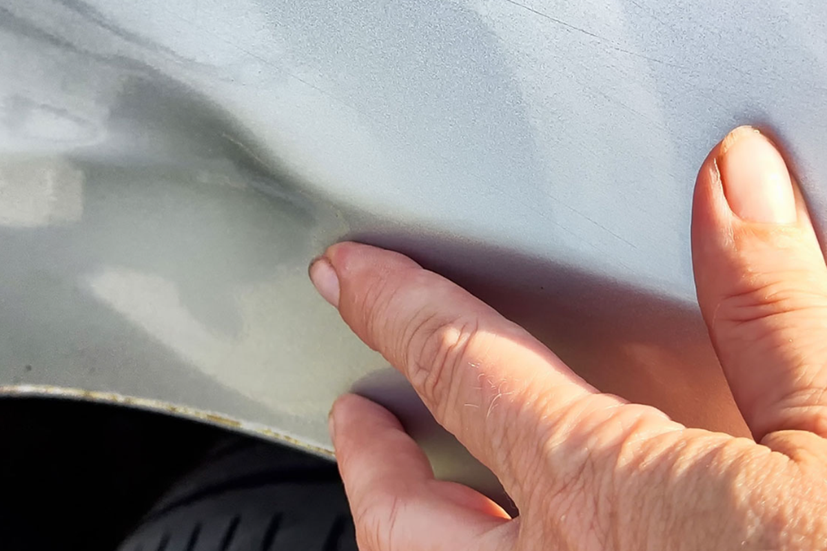 teknisi berpengalaman, Paintless Dent repair, risiko perbaikan mobil, keuntungan PDR, Mengapa PDR Mungkin Tidak Selalu Aman untuk Bodi Mobil?