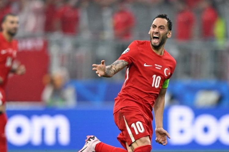 Hakan Calhanoglu, Turkiye, Kualifikasi Piala Dunia 2026 zona Eropa, pemain Inter Milan, Bulgaria, hakan calhanoglu, playoff piala dunia, turkiye, Kualifikasi Piala Dunia 2026 Zona Eropa, Turkiye vs Bulgaria, Turkiye di Ambang Playoff Piala Dunia, Hakan Calhanoglu Nyaris Tanpa Cela Soal Penalti