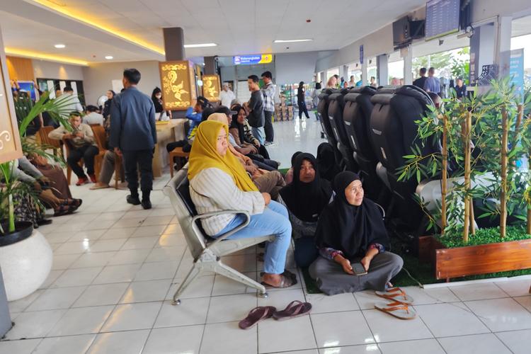 KMP Tunu Pratama Jaya, Selat Bali, kecelakaan kapal, selat bali, kecelakaan kapal di selat bali, KMP Tunu Pratama Jaya Tenggelam, KMP Tunu Pratama Jaya tenggelam di selat Bali, kecelakaan kapal hari ini, 15 Jam Menanti Kabar KMP Tunu Pratama Jaya, Tangis dan Harap Menyelimuti Pelabuhan Ketapang, KMP Tunu Pratama Jaya terbalik, 31 korban selamat, 5 orang meninggal dunia, Tangis pecah saat kabar duka datang, Ibu hamil dan suaminya masih hilang, WNA Malaysia juga masih hilang, Pencarian korban KMP Tunu