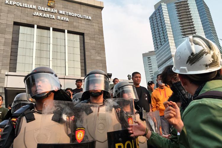 demo, ojol, demo hari ini, demo jakarta hari ini, brimob, affan kurniawan, Demo 29 Agustus, Demo Mahasiswa di Polda Metro Jaya, Lalu Lintas Simpang Semanggi Lumpuh