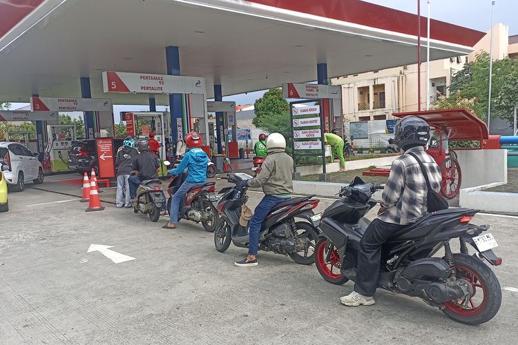 layanan tambahan, kelangkaan BBM, antrean panjang, spbu pertamina signature, Antrean Panjang di SPBU Pertamina Signature Pondok Indah
