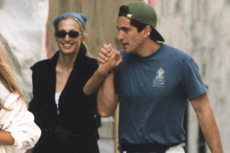 Carolyn Bessette, 7 Cara Tampil Chic ala Carolyn Bessette-Kennedy untuk Perempuan 50+, 1. Palet warna netral , 2. Slip dress, 3. Kemeja putih sebagai item wajib, 4. Celana denim straight-leg, 5. Slip skirt untuk alternatif feminin yang modern, 6. Aksesori minimalis, 7. Mantel camel