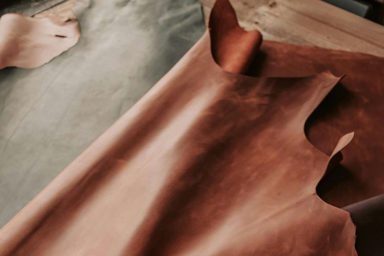 fashion, Mengenal Jenis-jenis Kulit yang Dipakai Produk Fashion, 1. Full Grain Leather, 2. Top Grain Leather, 3. Genuine Leather, 4. Synthetic/Faux Leather