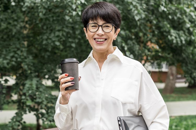 wide leg jeans, 5 Tips untuk Perempuan 50+ Tampil Modis dengan Wide Leg Jeans, 1. Padukan dengan atasan fitted , 2. Pilih sepatu dengan ujung runcing , 3. Gunakan gaya monokrom , 4. Perhatikan panjang celana , 5. Pilih warna denim sesuai acara 