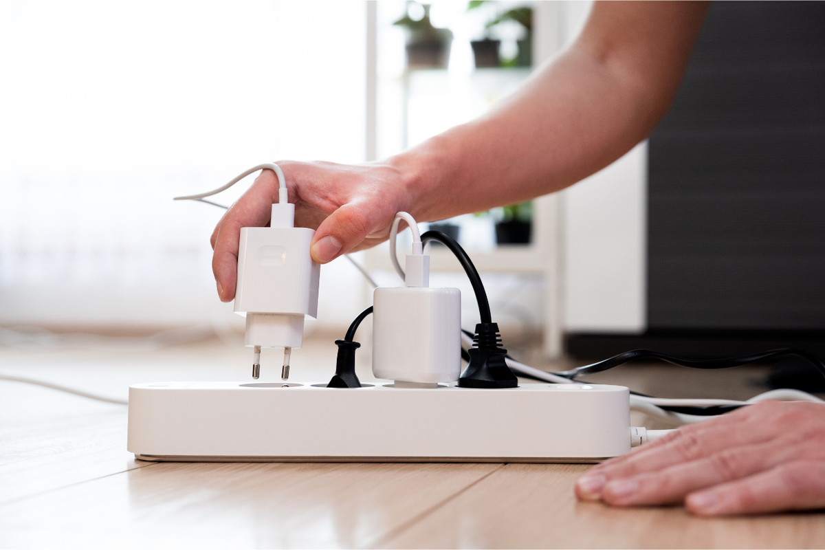 tips hemat listrik, listrik, hemat listrik, cara hemat listrik, 10 Tips Hemat Listrik agar Tagihan Bulanan Lebih Murah, Matikan lampu dan alat elektronik saat tidak digunakan, Gunakan lampu LED hemat energi, Tutup pintu dan tirai dengan rapat, Hemat energi saat mencuci dan mengeringkan pakaian, Pahami pemakaian energi di rumah, Hemat energi di dapur, Atur pemakaian pendingin dan pemanas, Cek tagihan dan pemakaian listrik lewat aplikasi resmi, Gunakan isolasi dan ventilasi rumah yang baik, Rawat dan bersihkan peralatan elektronik secara rutin