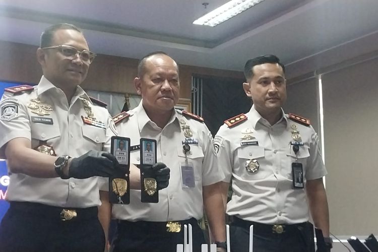 Dirjen Imigrasi, Jepang, Bogor, WN Jepang, Kantor Imigrasi Bogor, 5 Fakta Penangkapan 13 WN Jepang di Bogor, Terlibat Online Scamming Berkedok Polisi, 1. Markas Tersembunyi di Perumahan Elite Babakan Madang, 2. Modus Menyamar Jadi Petugas Provider dan Polisi Jepang, 3. Gunakan Atribut Polisi dan Simulasi Suara Radio, 4. Incar Aset Berharga dan Investasi Korban, 5. Barang Bukti High-Tech dan Ancaman Deportasi