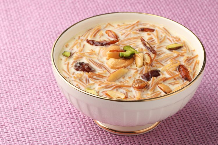 Lebaran, Bosan Ketupat dan Opor? Coba 7 Kuliner Timur Tengah dan Sekitarnya untuk Lebaran, 1. Baklava (Turki), 2. Sheer Khurma (India, Pakistan, Bangladesh), 3. Maamoul (Lebanon, Yordania, Suriah), 4. Tajine (Maroko), 5. Lokum/Turkish Delight (Turki), 6. Bolani (Afghanistan), 7. Biryani (India &amp; Timur Tengah)