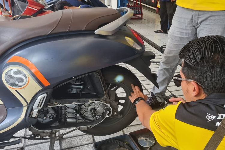 ban motor, Ban kempis, Waspada Ban Motor Kempis di Musim Hujan